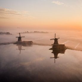 Niederländische Windmühlen im Nebel auf der Zaanse Schans von Rene Ouwerkerk