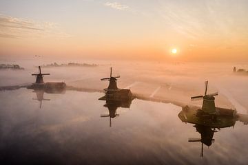 Des moulins dans le brouillard sur les Zaanse Schans sur Rene Ouwerkerk