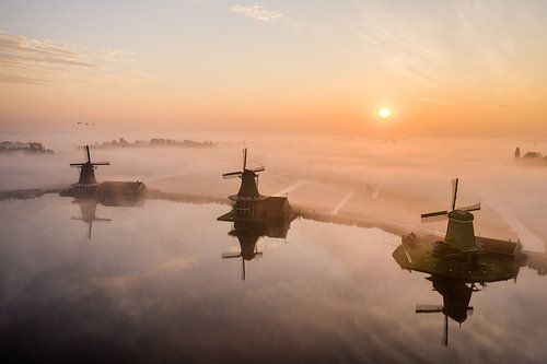 Molens in de mist op de Zaanse Schans