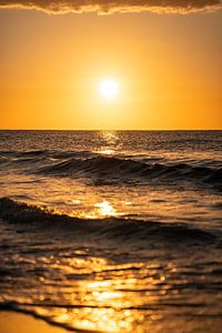 Sonnenaufgang am Strand an der Küste Sardiniens