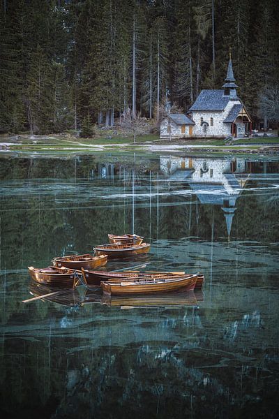 Dolomieten Braies meer met boten van Jean Claude Castor