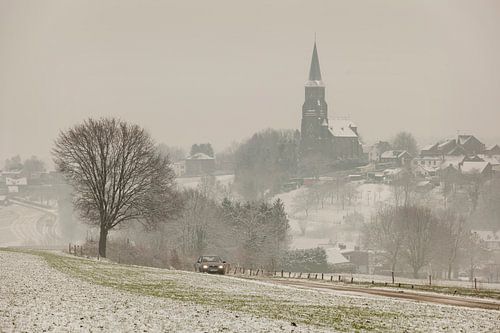 Kerkdorp Vijlen in de sneeuw en mist gehuld