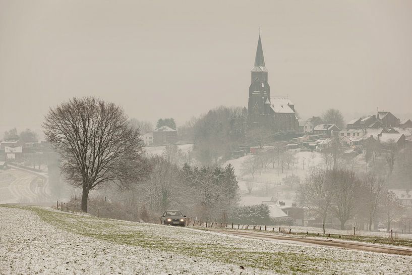 Kerkdorp Vijlen in de sneeuw en mist gehuld par John Kreukniet