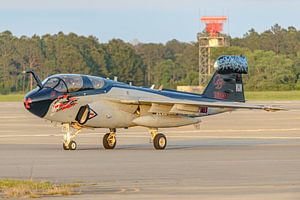 Ein wunderschöner Grumman EA-6B Prowler mit einem besonderen Farbschema (163033) rollte nach einem s