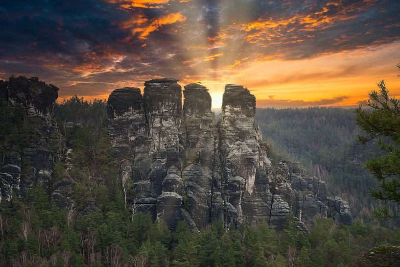 Rotsen in het Elbezandsteengebergte bij zonsondergang op de Bastei van Martin Köbsch