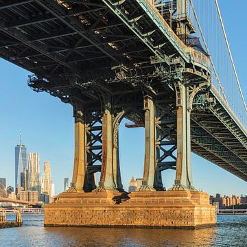 Skyline de Manhattan et Manhattan Bridge, New York, États-Unis sur Markus Lange