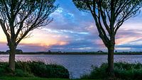 Landschap | Bijzonder mooi belichte wolkenlucht boven het water