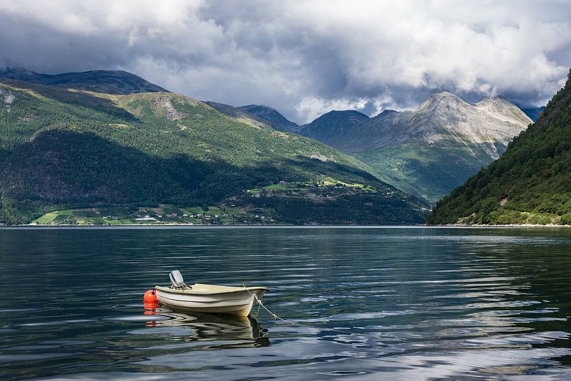 Ein Boot am Storfjord in Norwegen van Rico Ködder