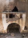 Oude vervallen schouw,broken fireplace,cheminée délabrée van Yke de Vos thumbnail