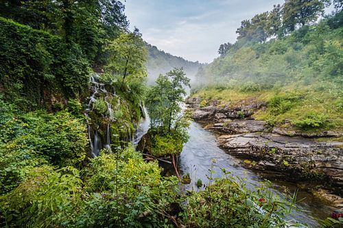 Waterval en mist in Rastoke, Kroatië