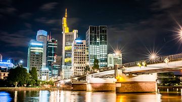 Skyline of Frankfurt at night van Günter Albers