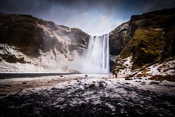 Skogafoss waterval in IJsland van Marcel Alsemgeest