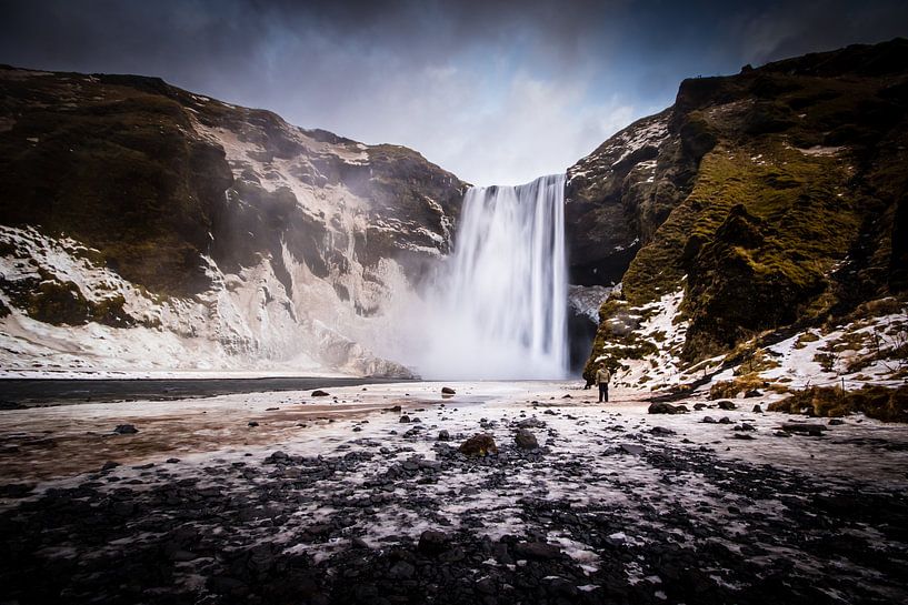 Skogafoss waterval in IJsland von Marcel Alsemgeest