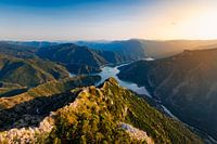 Panoramablick auf den Kozjak-See in Nordmazedonien bei Sonnenuntergang