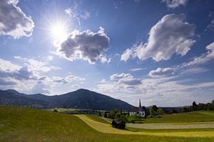 Rayons de soleil au-dessus de l'église de Kappel