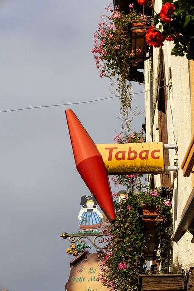 Tabac, Hinweisschild in Eguisheim in Frankreich von André Blom Fotografie Utrecht
