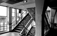 Trappenhuis in een fabriekshal in zwartwit analoog gefotografeerd