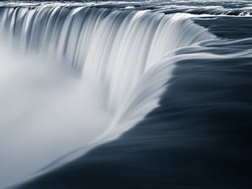 Horseshoe Falls, in zwart-wit, met een vleugje blauw