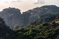 Kloosters hoog op de berg in Meteora Griekenland van Sander de jong thumbnail