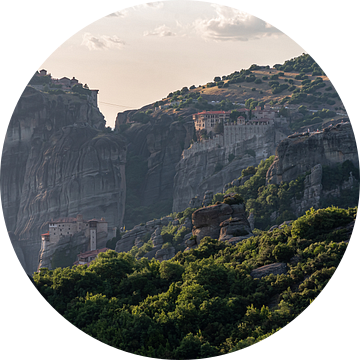 Kloosters hoog op de berg in Meteora Griekenland van Sander de jong
