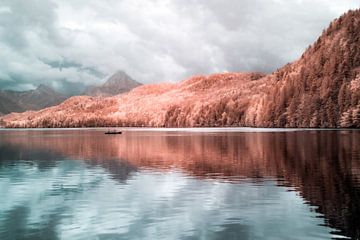 Infrarood landschap meer met Alpen reflectie in water en symmetrie van Annemarie Wassink