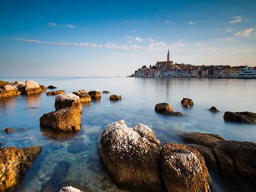 Blick übers Wasser nach Rovinj, Kroatien