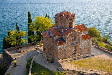 St. Jovan Kaneo-kerk aan het meer van Ohrid, Noord-Macedonië van Jan Schuler