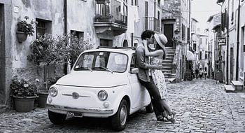 Ein Fiat 500 in den Straßen Roms