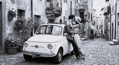 Ein Fiat 500 in den Straßen Roms