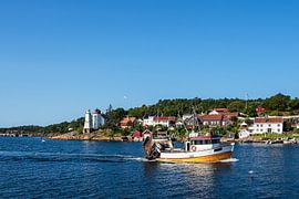 Houses on an archipelago island off the town of Arendal in Norway. by Rico Ködder