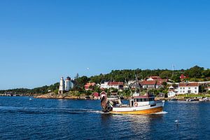 Häuser auf einer Schäreninsel vor der Stadt Arendal in Norwegen.