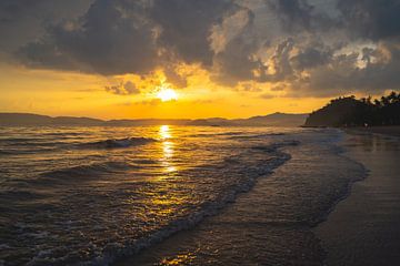 Zonsondergang, Aon Nang beach in Thailand. van Lennert Degelin
