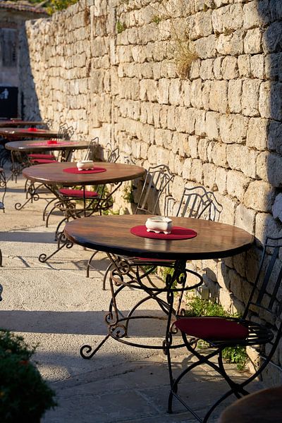 Tables d'un restaurant dans la vieille ville de Krk par Heiko Kueverling