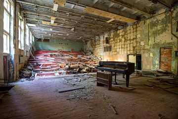 Abandoned piano in Pripyrat by Truus Nijland