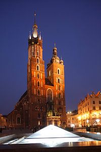 Basilique Sainte-Marie sur le Rynek au crépuscule, patrimoine mondial de l'UNESCO, Cracovie, Petite 