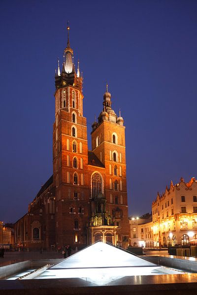 St. Mary's Basilica  on the Rynek at dusk, UNESCO World Heritage Site,  Krakow, Lesser Poland, Polan von Torsten Krüger