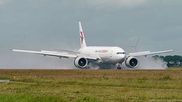 Natte landingsbaan Schiphol wordt droog geblazen. van Jaap van den Berg