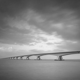 Brücke ins Nirgendwo in schwarz-weiß von Sjoerd van der Wal