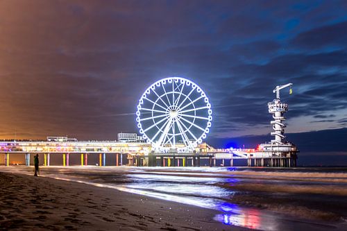 Dunkle Silhouette vor der beleuchteten Mole von Scheveningen