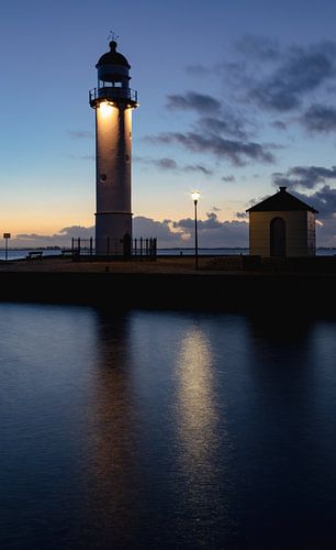 Phare après le coucher du soleil à Hellevoetsluis