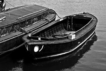 Binnenschip in de haven