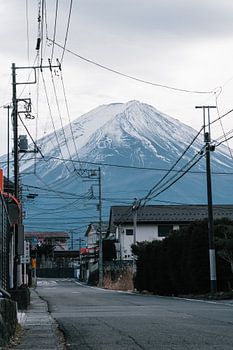 Fuji entre les maisons