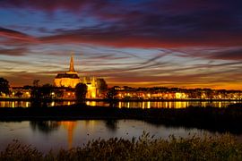 Blick auf den Koornmarktspoort und die Bovenkerk in der Altstadt von Kampen von Sjoerd van der Wal Fotografie