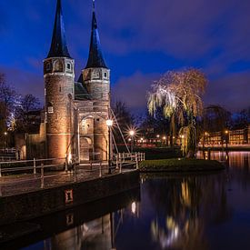 De Oostpoort in Delft tijdens blauwe uurtje van Gijs Rijsdijk