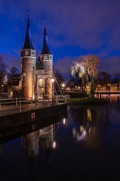 De Oostpoort in Delft tijdens blauwe uurtje