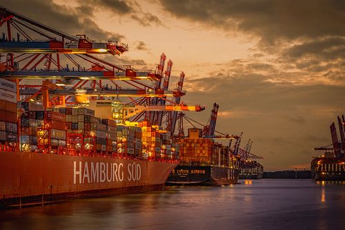 Zwischen Stahl und Sonnenfeuer – Hafenpoesie von Sabine Wagner