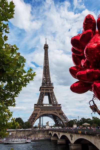 The romantic Eiffel Tower in Paris by Blond Beeld