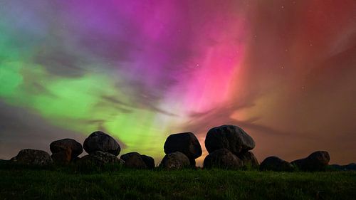 Noorderlicht boven Hunebed D15 in Loon.
