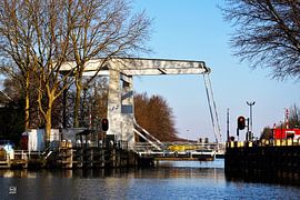 Ophaalbrug over gracht in Nederland.