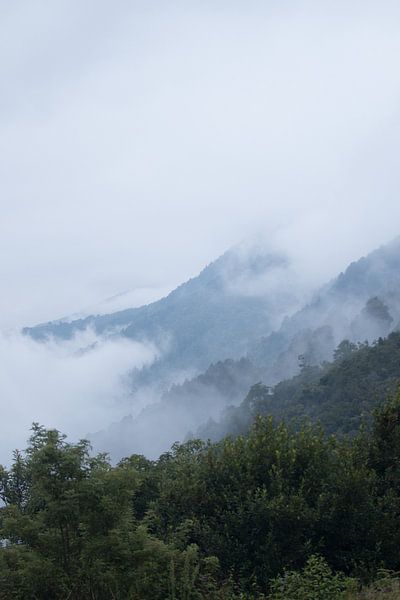 Wolken in de bergen in Zuid-Afrika van Kim de Groot